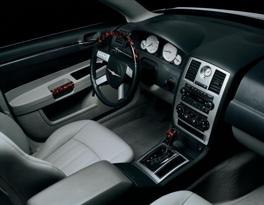 Интерьер Chrysler 300C (LX) 2005 года  (фото 112 из 120)